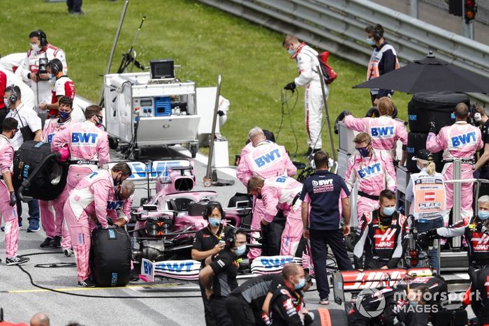 Los miembros del equipo de Racing Point trabajando en la parrilla antes de la salida