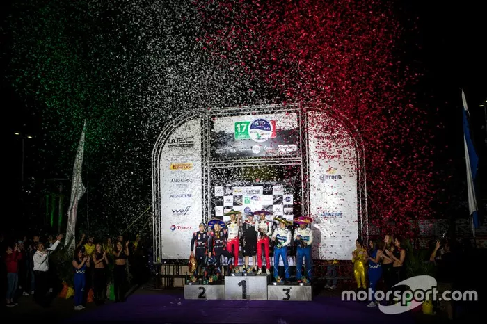 Podio: los ganadores Sébastien Ogier, Julien Ingrassia, Toyota Gazoo Racing WRT Toyota Yaris WRC, segundos Ott Tänak, Martin Järveoja, Hyundai Motorsport Hyundai i20 Coupe WRC, y terceros Teemu Suninen, Jarmo Lehtinen, M-Sport Ford WRT Ford Fiesta WRC