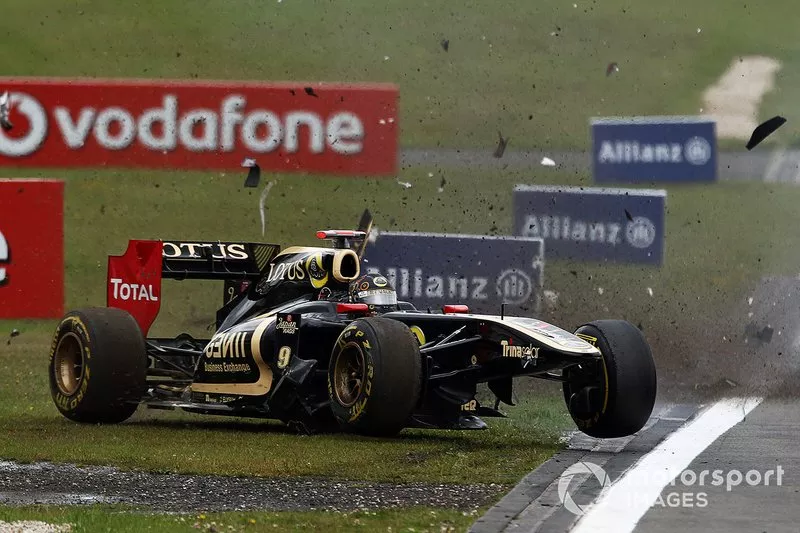 Nick Heidfeld, Lotus Renault GP R31 crashed out of the race after contact with Sebastien Buemi, Scuderia Toro Rosso STR6