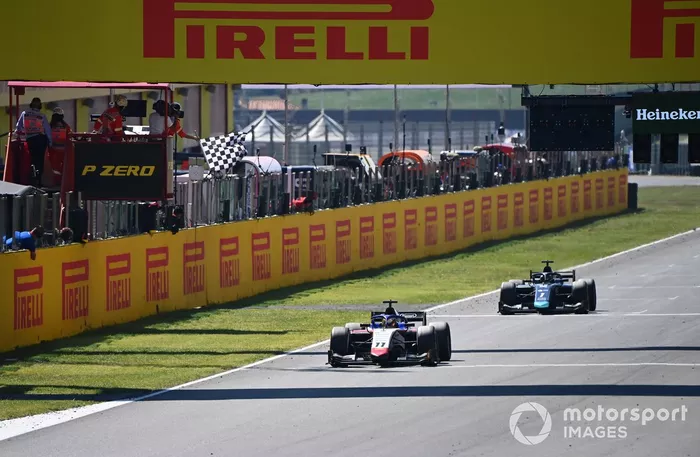 Louis Deletraz, Charouz Racing System davanti a Juri Vips, Dams taglia il traguardo