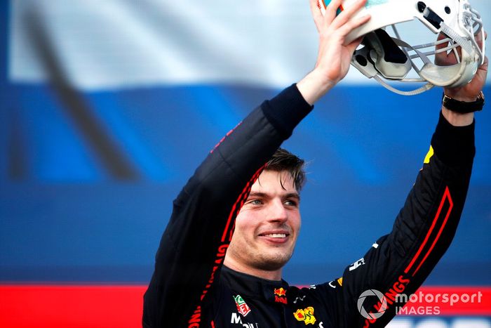 Max Verstappen, Red Bull Racing, 1ª posición, recibe un casco de NFL de los Miami Dolphins en el podio