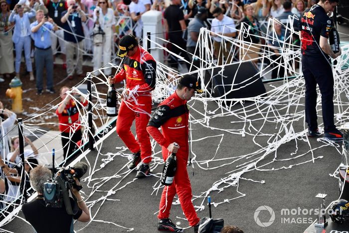 Podio: segundo lugar Charles Leclerc, Ferrari, tercer lugar Carlos Sainz, Ferrari