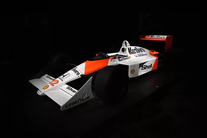 7位：マクラーレン・ホンダMP4/4（1988年）： 世代最強を欲しいままにした1台。16戦中15勝を挙げるという、無類の強さを発揮した。F1の長い歴史上、ここまでの強さを誇ったマシンは他にほとんどない。 ゴードン・マーレイ設計のシャシーは、徹底的に低重心化され、ハンドリングに好影響を与えた。また、それに搭載されたホンダのV6ターボエンジンも最強……まさに付け入る隙がなかった。 ドライバーはアイルトン・セナとアラン・プロスト。この年はセナが初載冠を果たしたが、後々ふたりの軋轢は悪化していくことになる。