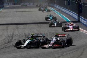 Lewis Hamilton, Mercedes F1 W15, lucha con Nico Hulkenberg, Haas VF-24, por delante de Yuki Tsunoda, RB F1 Team VCARB 01