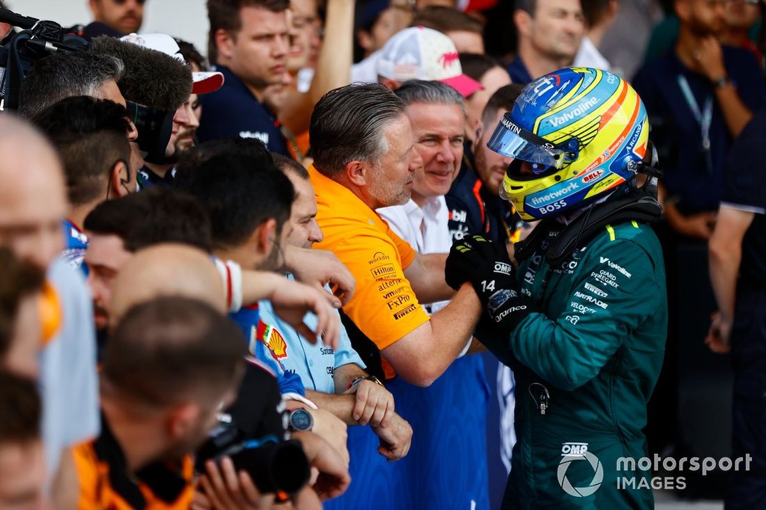 Fernando Alonso, Aston Martin F1 Team, felicita a Zak Brown, CEO, McLaren Racing, el equipo McLaren a su llegada al Parc Ferme