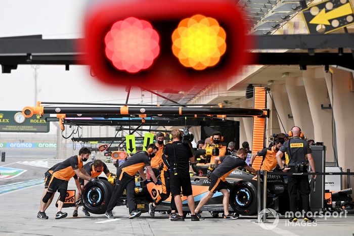 Lando Norris, McLaren MCL36 volviendo al box