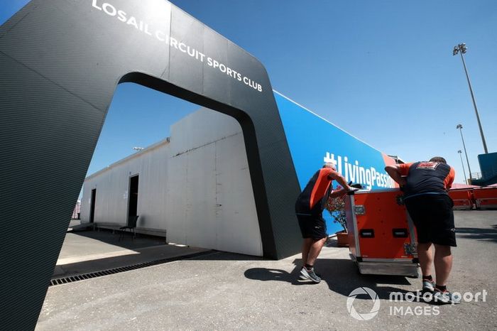 Los equipos de MotoGP empacando