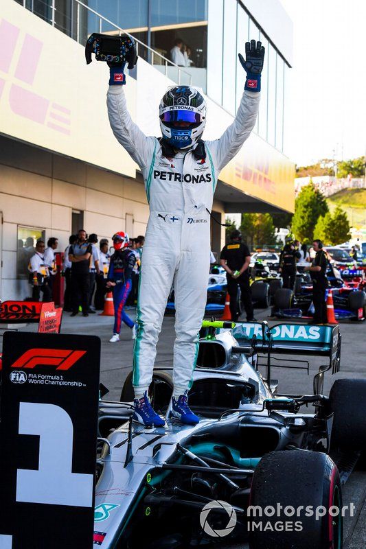 El ganador de la carrera Valtteri Bottas, Mercedes AMG F1 celebra en el Parc Ferme 