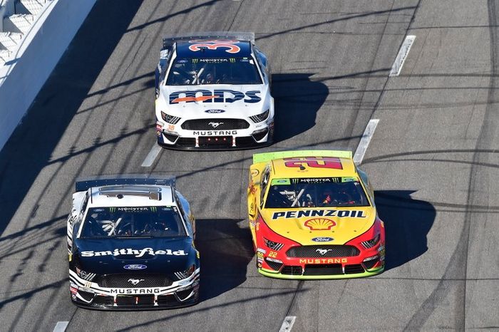 Aric Almirola, Stewart-Haas Racing, Ford Mustang Smithfield, Joey Logano, Team Penske, Ford Mustang Shell Pennzoil, David Ragan, Front Row Motorsports, Ford Mustang MDS Transport