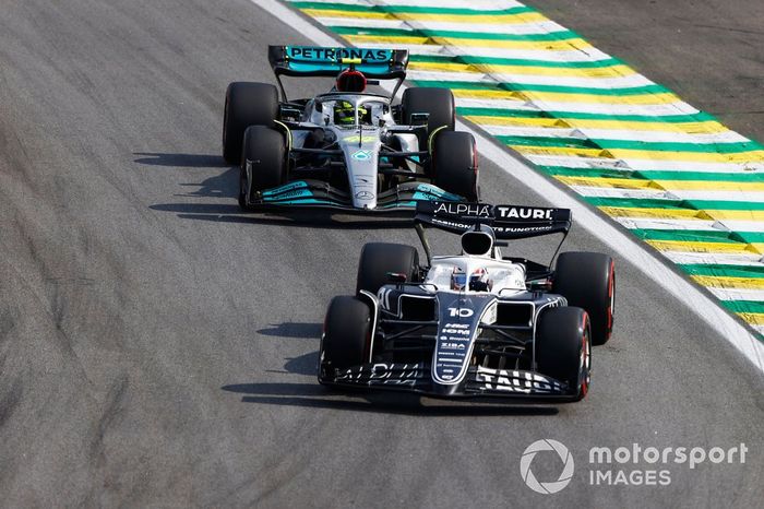 Pierre Gasly, AlphaTauri AT03, Lewis Hamilton, Mercedes W13