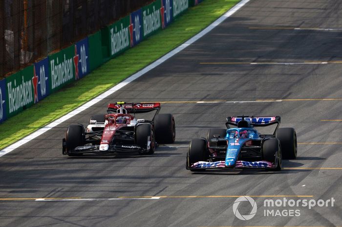 Fernando Alonso, Alpine A522, lucha con Zhou Guanyu, Alfa Romeo C42