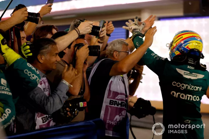 Fernando Alonso, Aston Martin F1 Team, 3ª posición, celebra en Parc Ferme