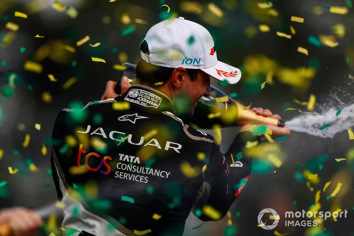 Mitch Evans, Jaguar Racing , 1ª posición, rocía Champán en el podio