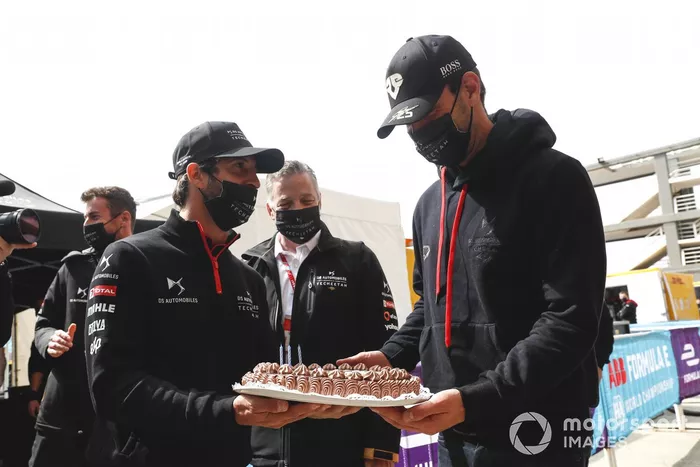 Jean-Eric Vergne, DS Techeetah recibe su tarta de cumpleaños de Antonio Felix Da Costa, DS Techeetah 