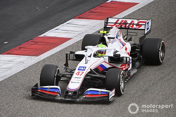 Desde delante: Haas VF-21 