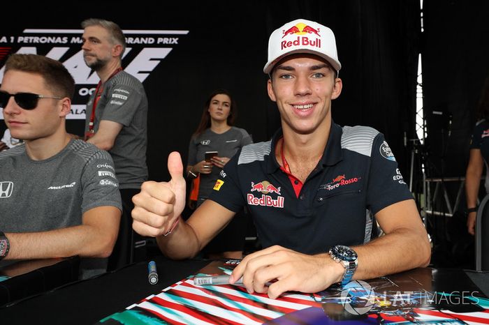 Pierre Gasly, Scuderia Toro Rosso signs autographs for the fans