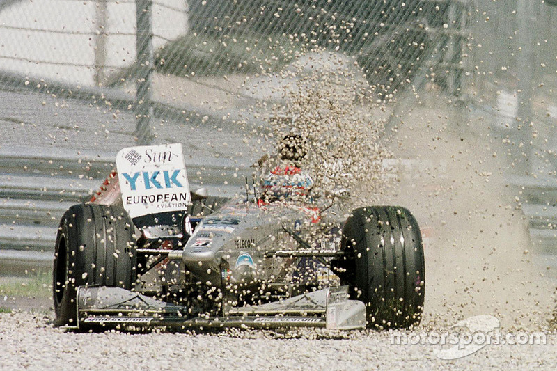 Esteban Tuero, Minardi M198 Ford ilk virajda çakıl havuzuna saplanıyor