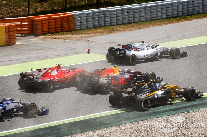 Felipe Massa, Williams FW40, Kimi Raikkonen, Ferrari SF70H, Max Verstappen, Red Bull Racing RB13, Jolyon Palmer, Renault Sport F1 Team RS17, en la arrancada