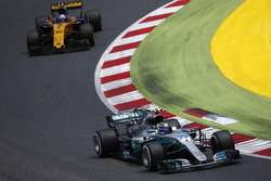 Valtteri Bottas, Mercedes AMG F1 W08; Jolyon Palmer, Renault Sport F1 Team RS17