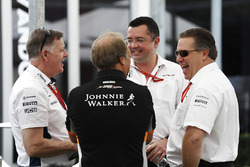 Mike O'Driscoll, Williams, Bob Fernley, directeur adjoint, Force India, Eric Boullier, directeur de la compétition, McLaren et Zak Brown,directeur exécutif du McLaren Technology Group, plaisantent dans le paddock