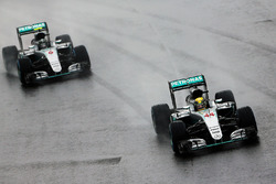 Льюїс Хемілтон, Mercedes AMG F1 W07 Hybrid випереджає свого товариша по команді Ніко Росберга, Merce