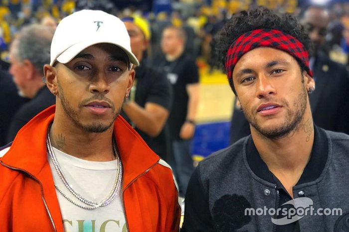 Sus apariciones en medios ajenos a la F1 fueron constantes. Aquí, con Neymar en las finales de la NBA 2017