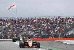 Fernando Alonso, McLaren MCL32, Kevin Magnussen, Haas F1 Team VF-17