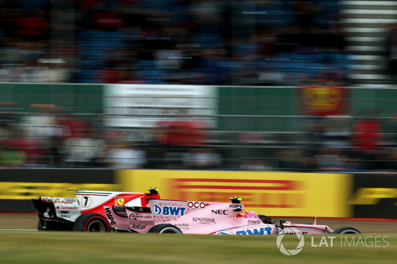 Esteban Ocon, Sahara Force India VJM10 y Kimi Raikkonen, Ferrari SF70H