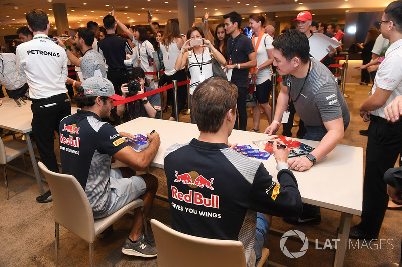 Carlos Sainz Jr., Scuderia Toro Rosso and Daniil Kvyat, Scuderia Toro Rosso sign autographs for the fans