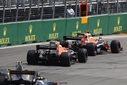 Stoffel Vandoorne, McLaren MCL32, Fernando Alonso, McLaren MCL32