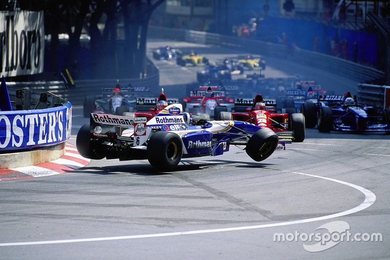 1995 - Accident au départ : David Coulthard, Williams-Renault, est pris en sandwich par les Ferrari de Gerhard Berger et Jean Alesi