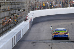 Race winner Kyle Busch, Joe Gibbs Racing Toyota