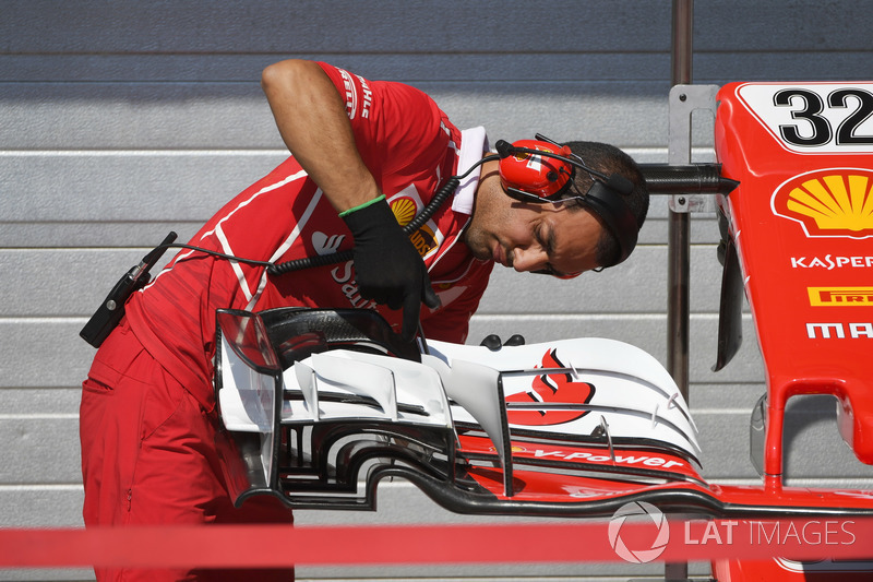 Mecánico de Ferrari, el detalle de ala del coche de Charles Leclerc, Ferrari SF17-JB