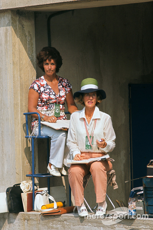 Bette Hill se encuentra en el muro de pits observando a su marido, Graham Hill