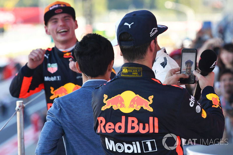 Daniel Ricciardo, Red Bull Racing s'amuse avec le téléphone de Lewis Hamilton sur le podium