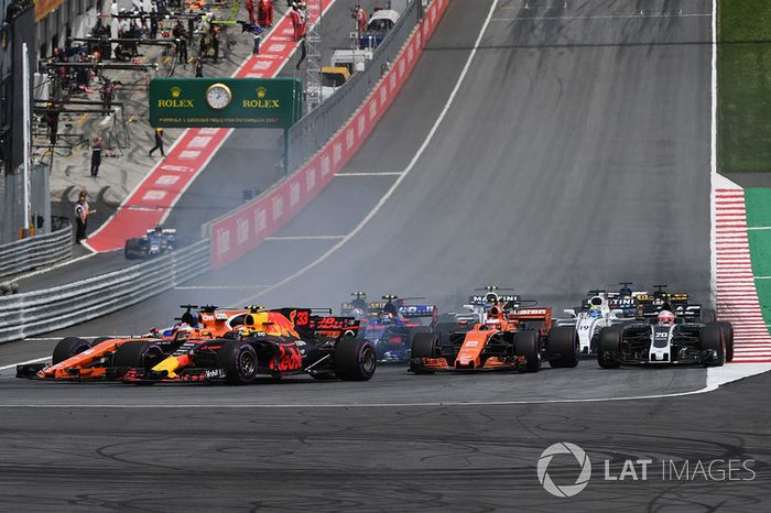 Max Verstappen, Red Bull Racing RB13, Fernando Alonso, McLaren MCL32, Daniil Kvyat, Scuderia Toro Rosso STR12, chocan