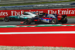 Valtteri Bottas, Mercedes AMG F1 W08, Carlos Sainz Jr., Scuderia Toro Rosso STR12