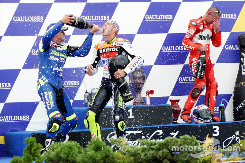 Podium: racewinnaar Valentino Rossi, tweede plaats Sete Gibernau, Honda, derde plaats Troy Bayliss, Ducati