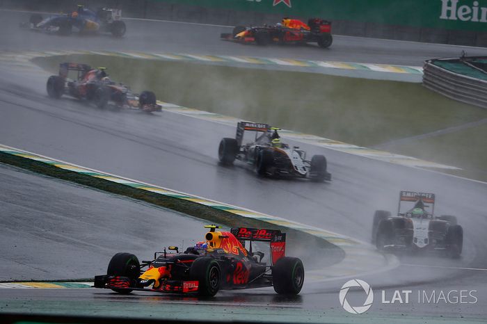 Max Verstappen, Red Bull Racing RB12, leads Nico Hulkenberg, Force India VJM09 Mercedes, Sergio Pere