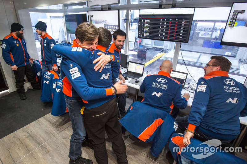 El equipo Hyundai Motorsport celebra la victoria