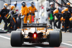 Fernando Alonso, McLaren MCL33, viene a parar
