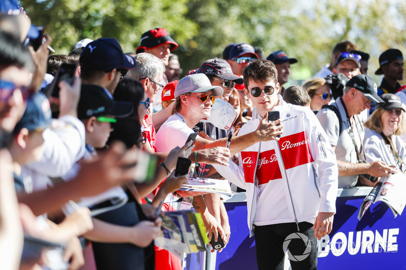 Charles Leclerc, Sauber, meets fans