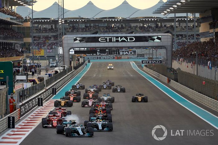 Valtteri Bottas, Mercedes AMG F1 W08, Lewis Hamilton, Mercedes AMG F1 W08, Sebastian Vettel, Ferrari SF70H, Daniel Ricciardo, Red Bull Racing RB13, Kimi Raikkonen, Ferrari SF70H, Max Verstappen, Red Bull Racing RB13, the rest of the field at the start of t