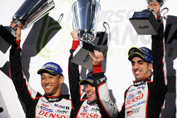 Podium: race winners Sébastien Buemi, Anthony Davidson, Kazuki Nakajima, Toyota Gazoo Racing