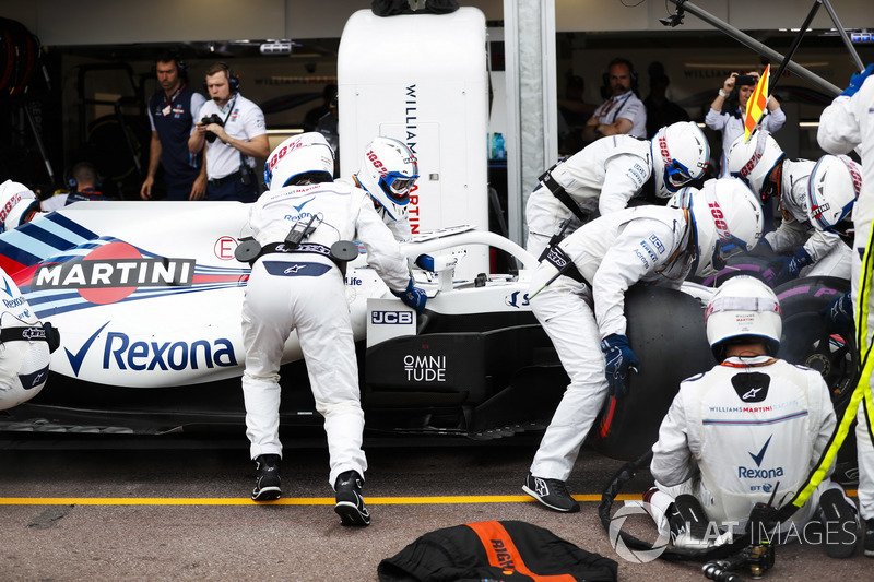 Lance Stroll, Williams FW41, makes a pit stop