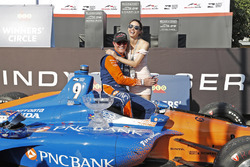 Scott Dixon, Chip Ganassi Racing Honda et sa femme Emma fêtent la victoire sur la Victory Lane