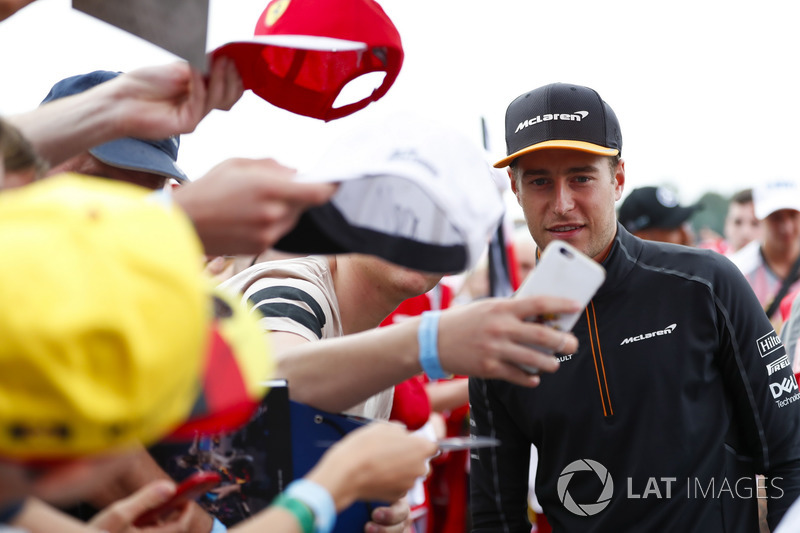Stoffel Vandoorne, McLaren, meets some fans