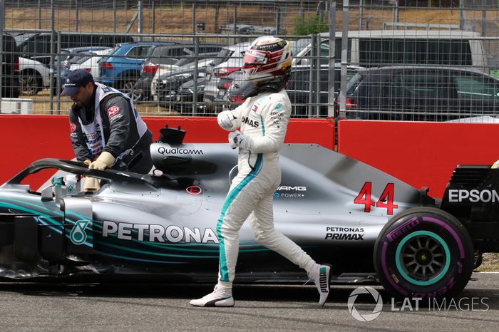Lewis Hamilton, Mercedes-AMG F1 W09, se detiene y empuja su coche