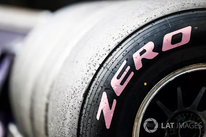 Detalle de neumático hiperblando de paredes laterales de color rosa Pirelli