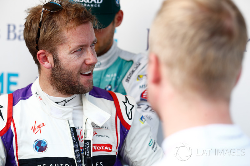 Sam Bird, DS Virgin Racing, parla con Felix Rosenqvist, Mahindra Racing, nel media pen